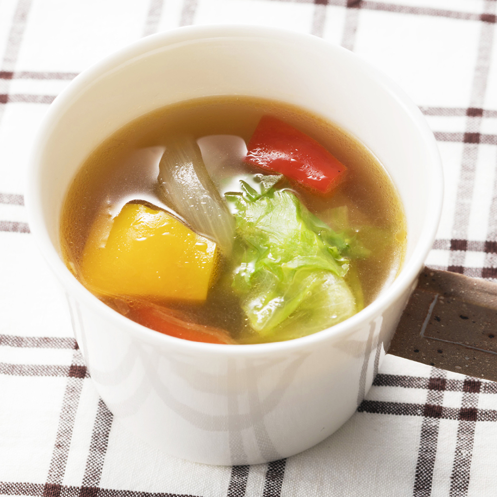 ほっと温まる彩り野菜のコンソメスープ